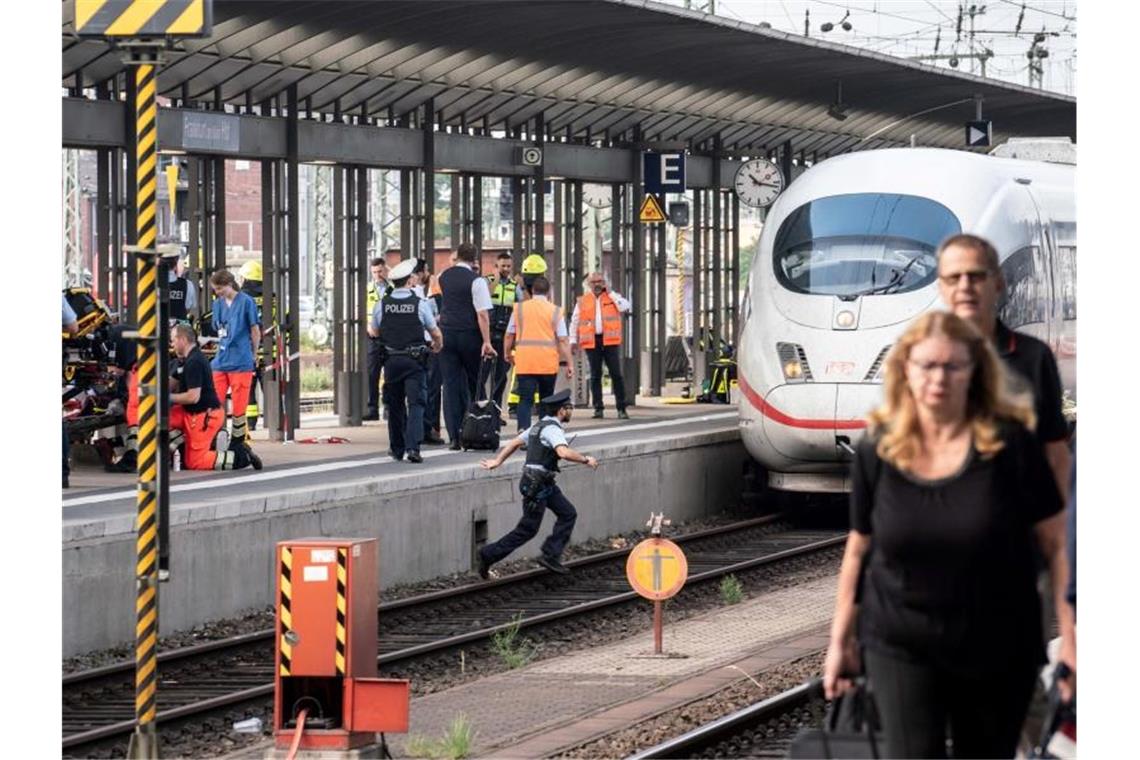 Ein ICE steht am Gleis 7 des Frankfurter Hauptbahnhofs, nachdem es bei der Einfahrt des Zuges zu einem Zwischenfall mit einem Kind kam. Foto: Frank Rumpenhorst