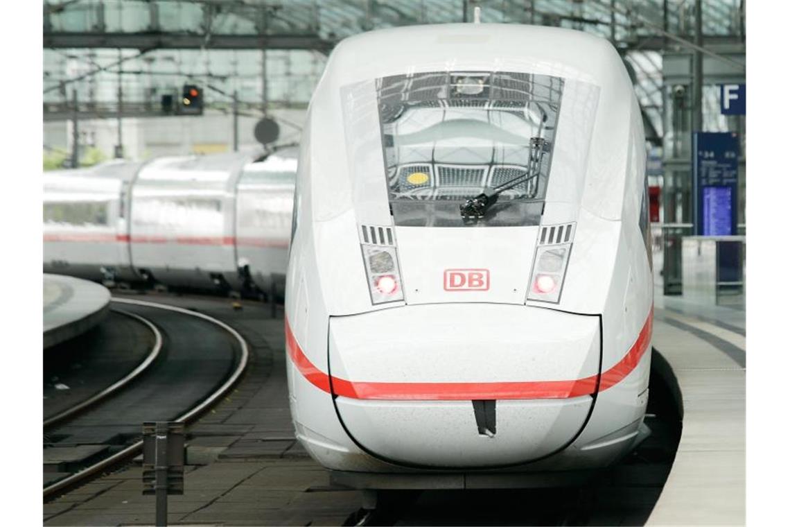 Ein ICE steht an einem Bahnsteig im Berliner Hauptbahnhof. Foto: Carsten Koall/dpa