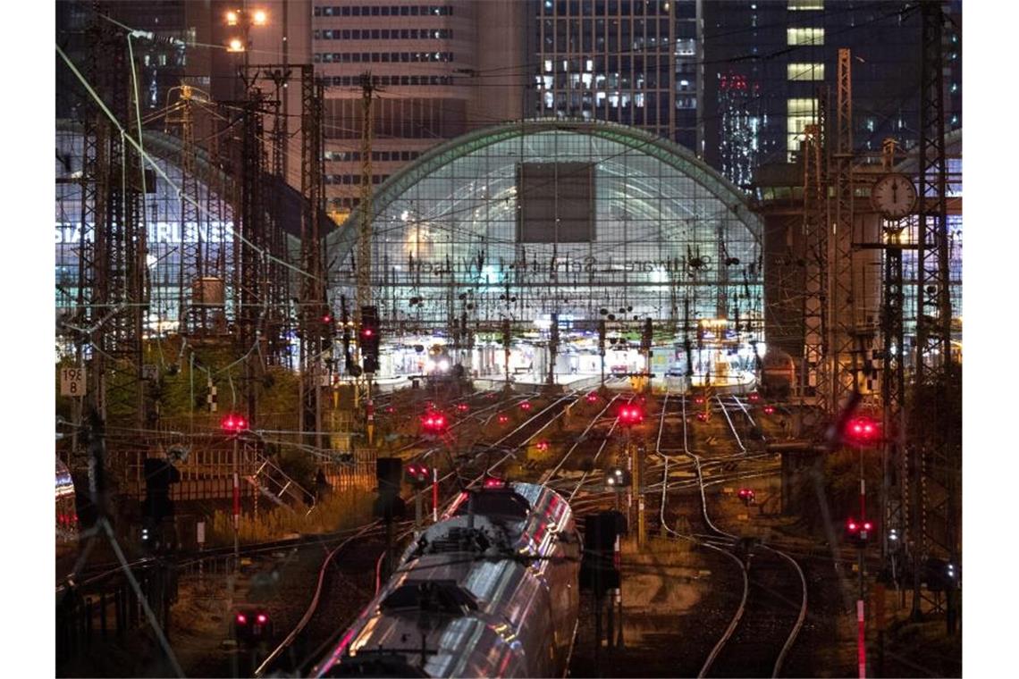 Ein ICE steht im Frankfurter Hauptbahnhof. Foto: Sebastian Gollnow/dpa