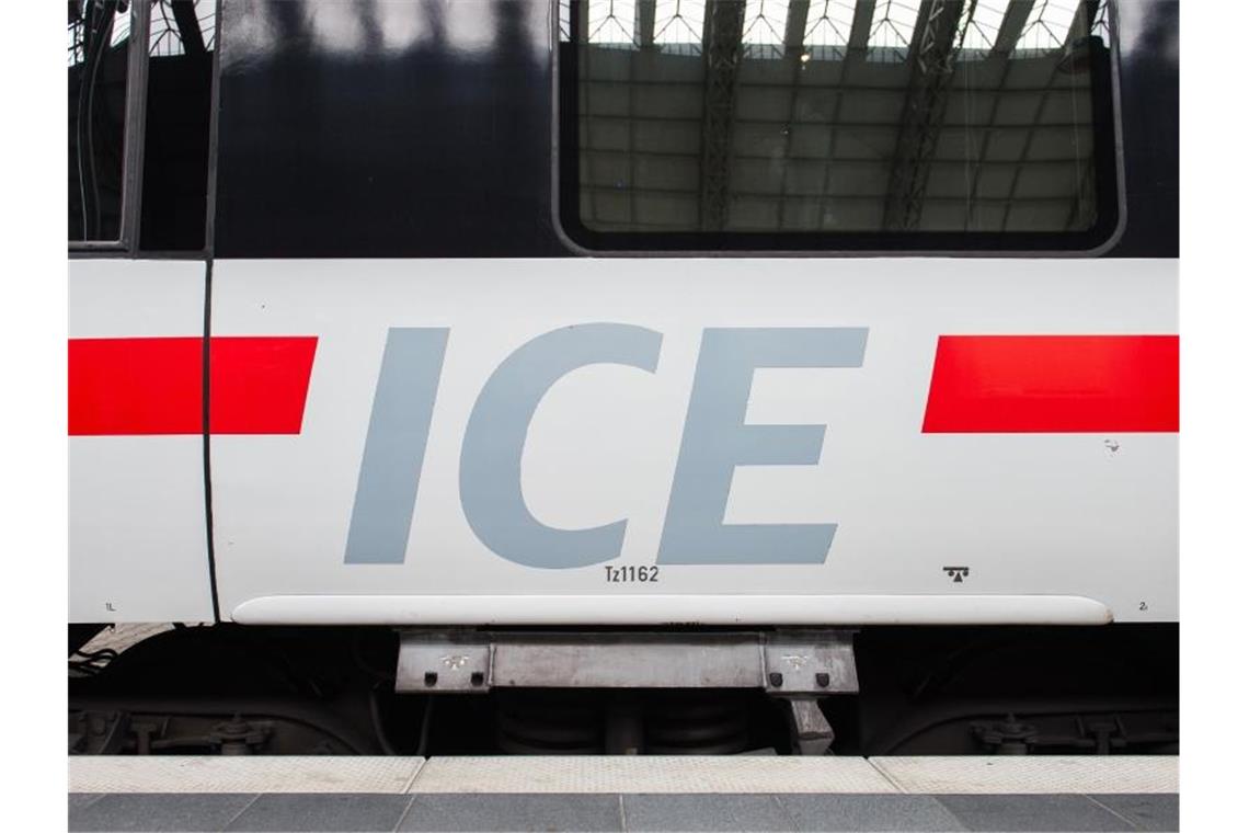 ICE hält ab Ende September nicht mehr in Heilbronn Ein ICE steht in einem Bahnhof. Foto: Silas Stein/dpa/Symbolbild