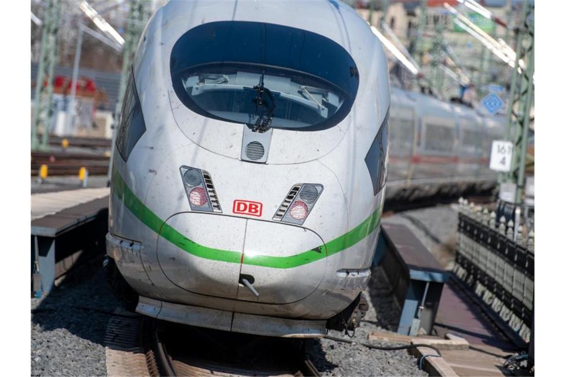 Bahnverkehr im Südwesten wegen Streiks beeinträchtigt Ein ICE verlässt den Hauptbahnhof in Richtung Berlin. Foto: Hendrik Schmidt/dpa-Zentralbild/dpa/Archivbild