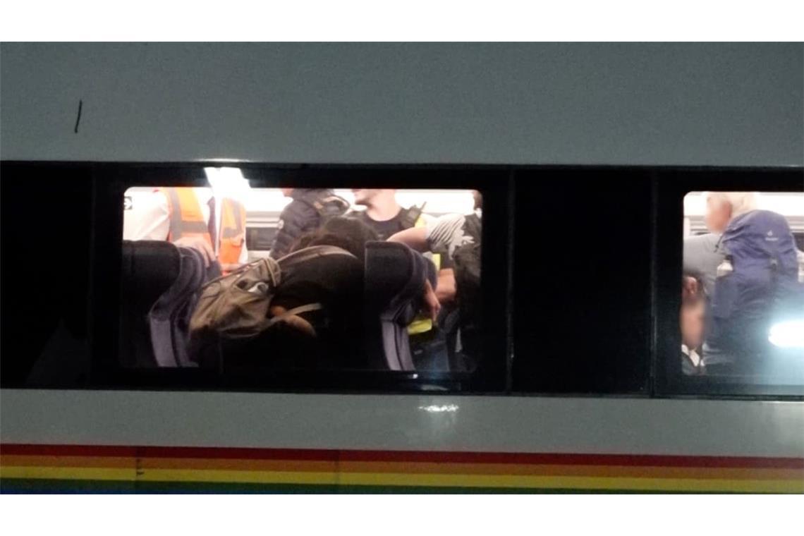 Ein ICE war mit offener Tür unterwegs.