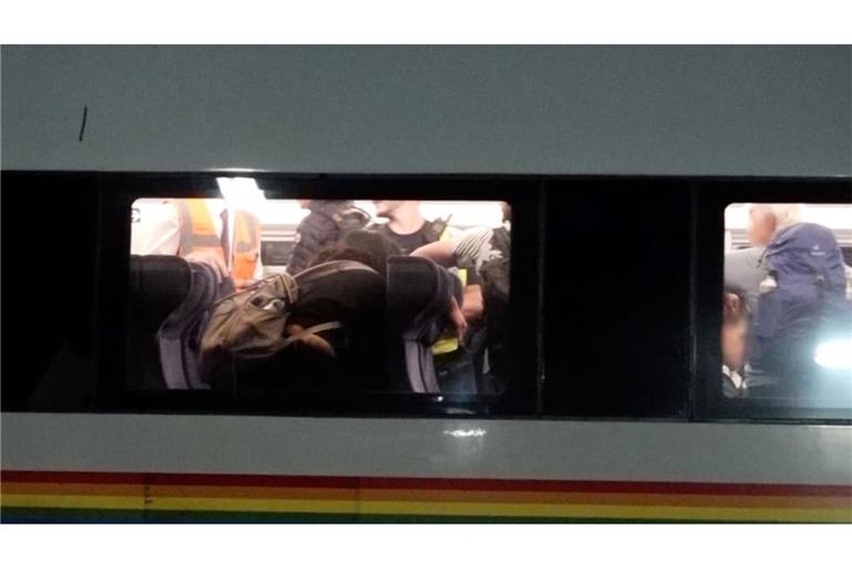 Ein ICE war mit offener Tür unterwegs.