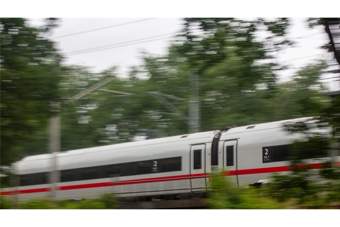 Fahrender ICE mit Steinen beworfen Ein ICE wurde zwischen Mannheim und Karlsruhe mit Steinen beworfen. (Symbolbild)