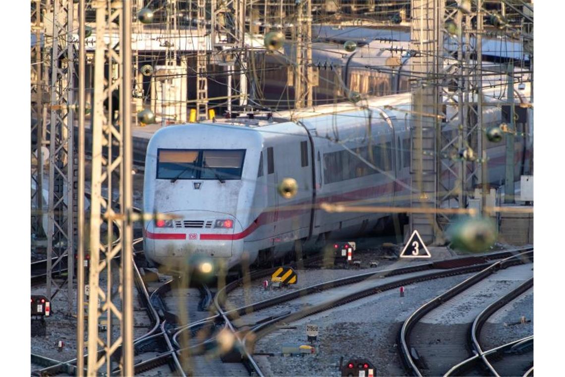 Bahn bekommt neuen Wettbewerber im Fernverkehr Ein ICE-Zug der Deutschen Bahn fährt am Abend aus dem Hauptbahnhof München. Foto: Peter Kneffel/Archivbild