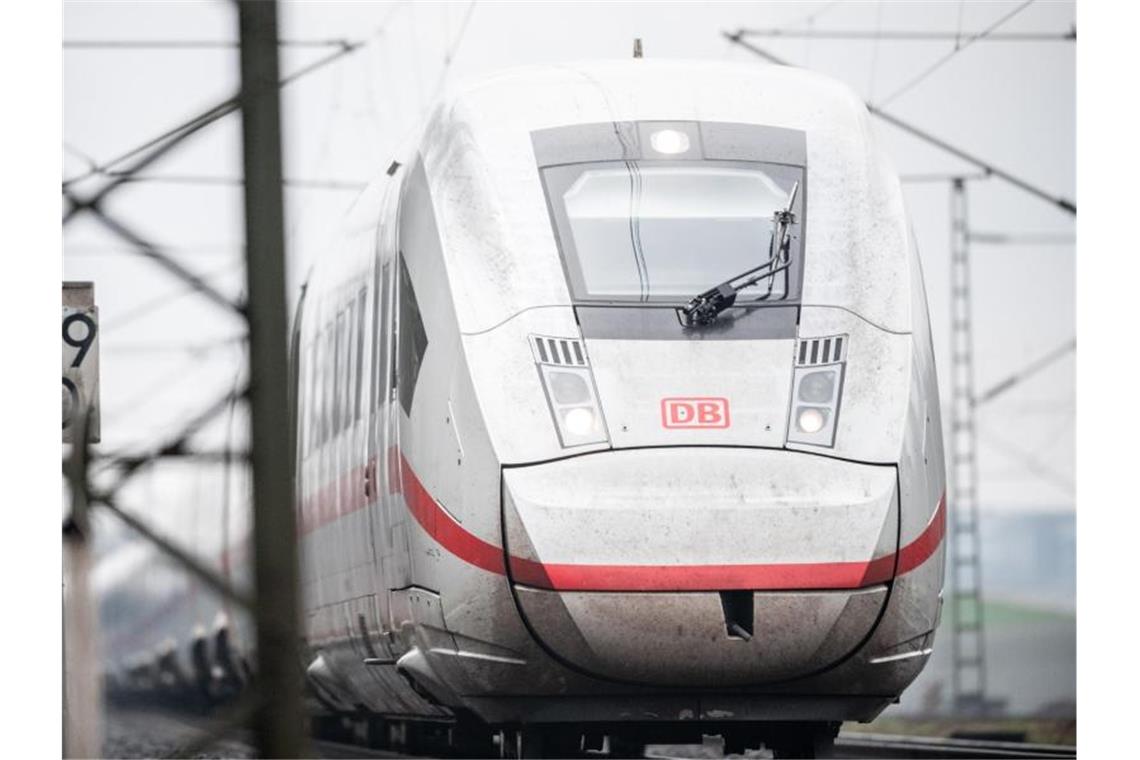 ICE in Frankfurt wegen Corona-Verdachtsfall gestoppt Ein ICE-Zug der Deutschen Bahn. Foto: Fabian Strauch/dpa