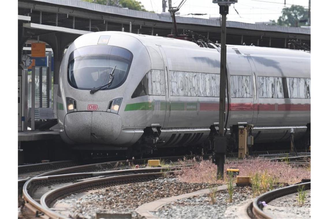 Ein ICE-Zug steht im Bahnhof von Stralsund. So pünktlich wie in den ersten sechs Monaten dieses Jahres war die Bahn eigenen Angaben zufolge zuletzt im Jahr 2008. Foto: Stefan Sauer/dpa