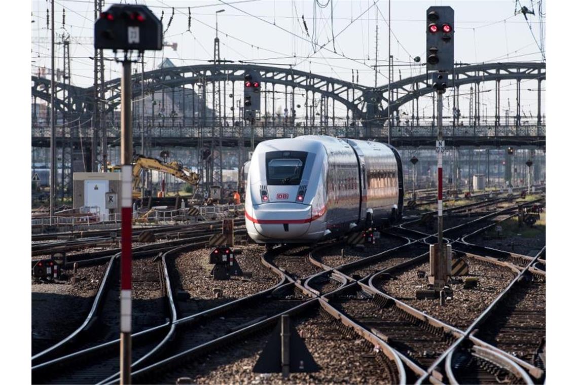 Bahn: Stellwerkstörungen führen seltener zu Verspätungen Ein ICE verlässt den Hauptbahnhof in München. Foto: Sven Hoppe/dpa