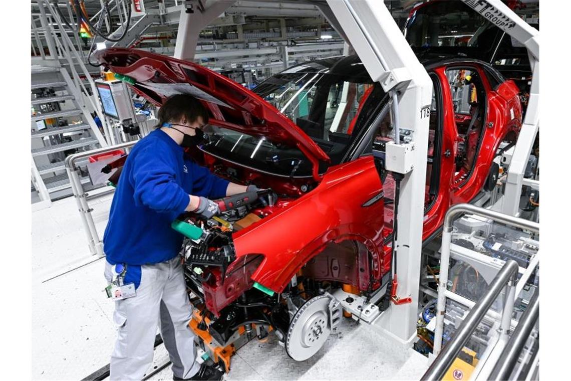 Ukraine-Krieg: Erste Folgen für Wirtschaft und Verbraucher Ein ID.5 läuft im Werk von Volkswagen in Zwickau über die Linie. Foto: Hendrik Schmidt/dpa