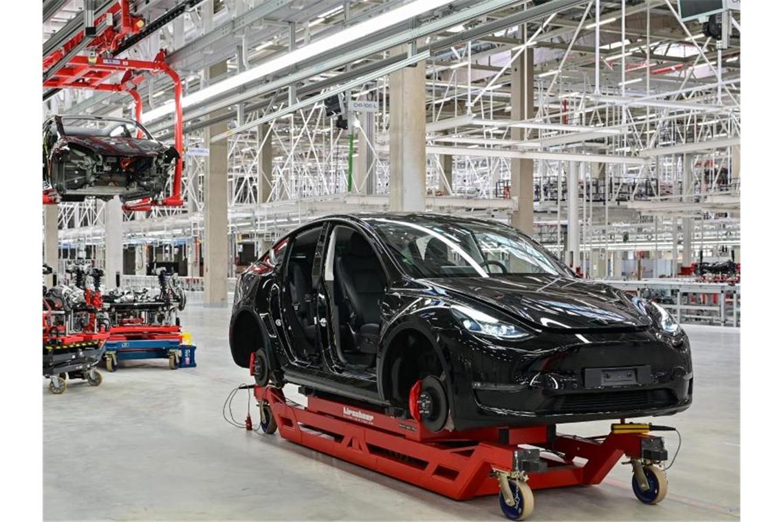 Ein im Bau befindlicher Tesla - Model Y - in der Gigafactory in Grünheide. Hier sollen jährlich rund 500.000 Exemplare gebaut werden. Foto: Patrick Pleul/dpa-Zentralbild/ZB