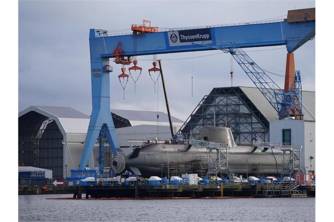 Ein im Bau befindliches U-Boot liegt in der Werft von ThyssenKrupp Marine Systems in Kiel. Foto: Marcus Brandt/dpa