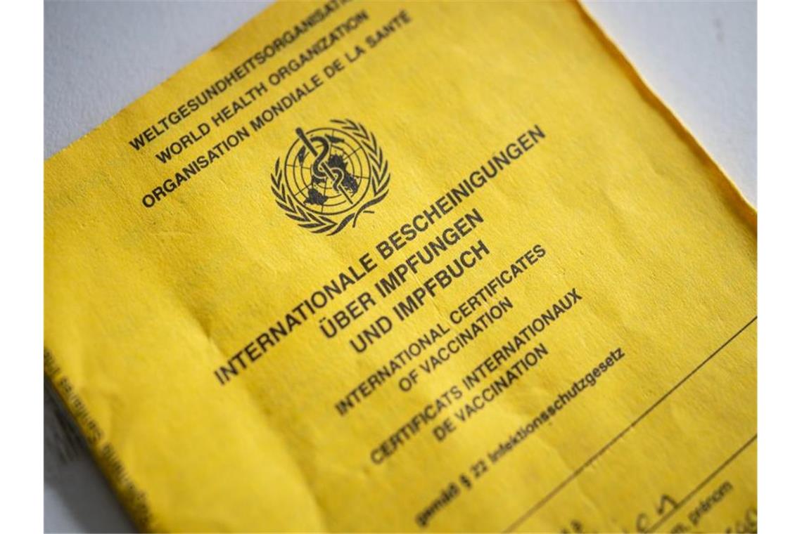 Wohnungen wegen gefälschten Impfpässen durchsucht Ein Impfbuch liegt auf einem Tisch. Foto: Fabian Sommer/dpa/Symbolbild
