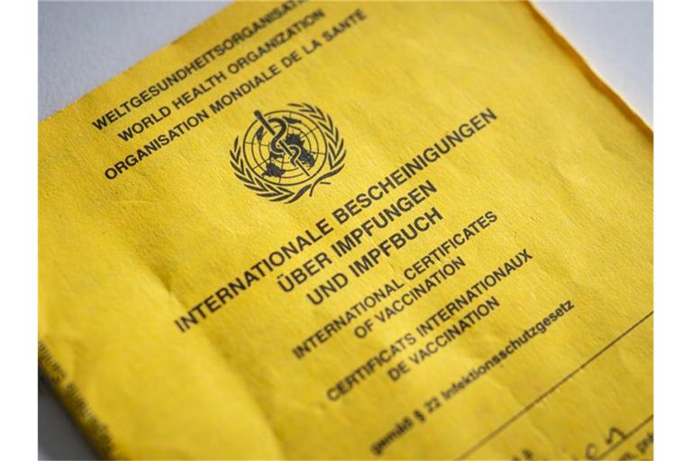 Ein Impfbuch liegt auf einem Tisch. Foto: Fabian Sommer/dpa/Symbolbild