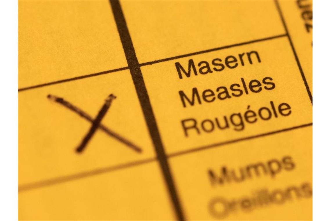Ein Impfpass mit einem Kreuz bei der Masern-Impfung. In Sachen Impfpflicht hat es eine Gesetzesänderng gegeben. Foto: Tom Weller/dpa