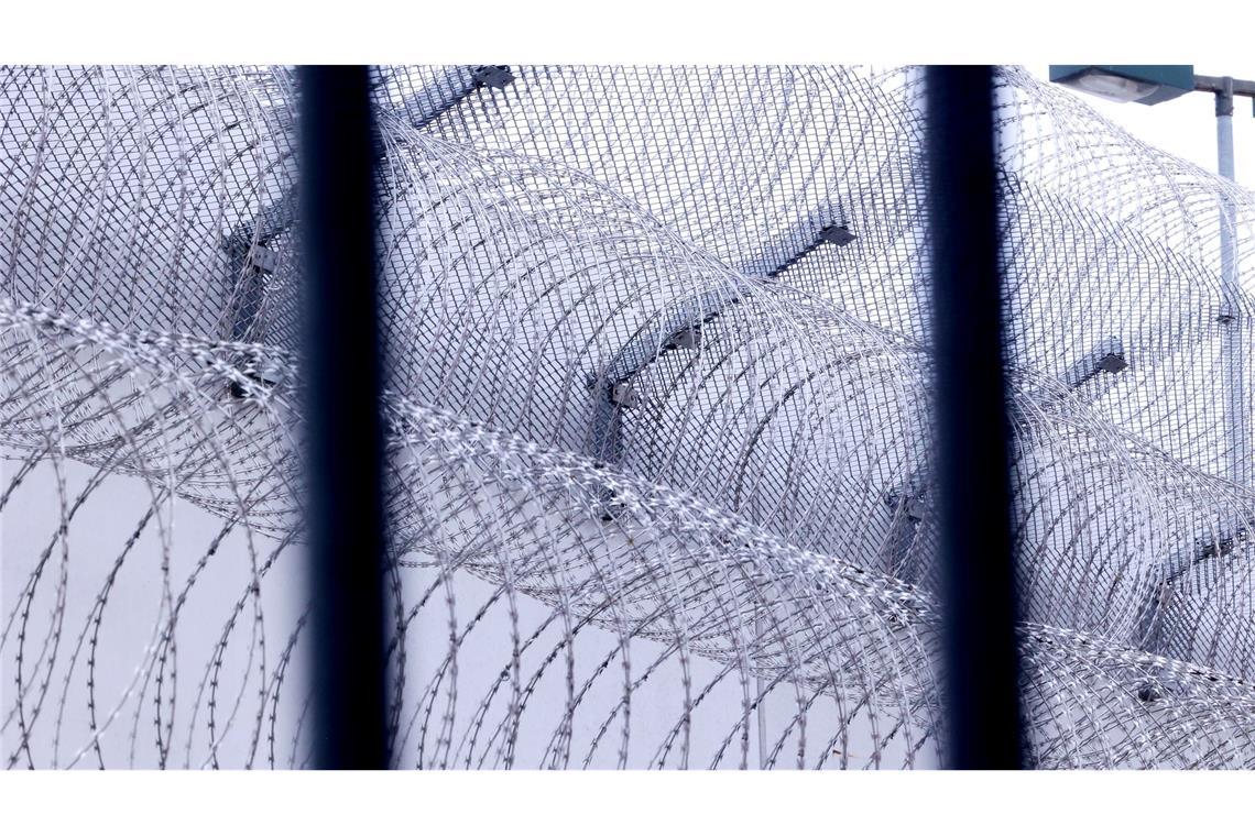 Häftling nach Flucht in Tasche gefasst Ein in der Tasche eines Mitgefangenen geflohener Häftling in Frankreich ist wieder hinter Gittern. (Archivbild)