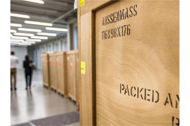 Ein in Kisten verpacktes Kunstwerk. Foto: Frank Rumpenhorst/dpa/Archivbild