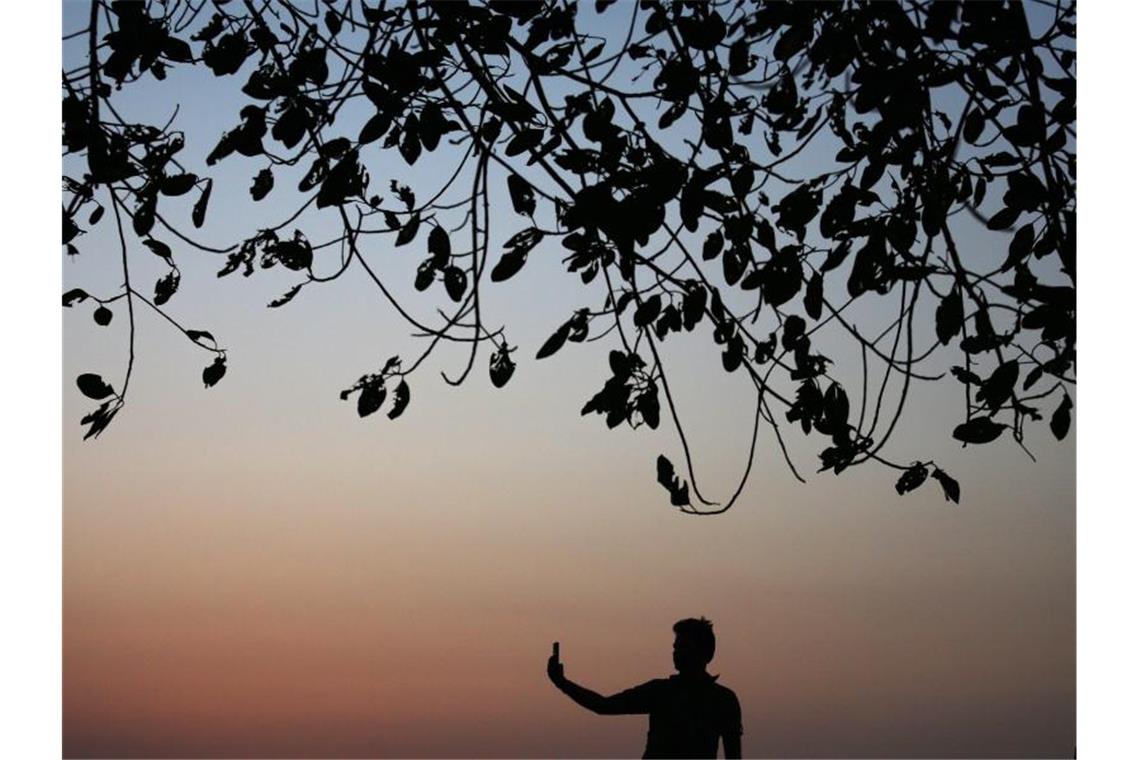 Tödliche Selfies: Vier Menschen ertrinken in Indien Ein Inder macht ein Selfie. Immer wieder kommt es bei solchen Situatione zu tödlichen Unfällen. Foto: Divyakant Solanki/epa/dpa