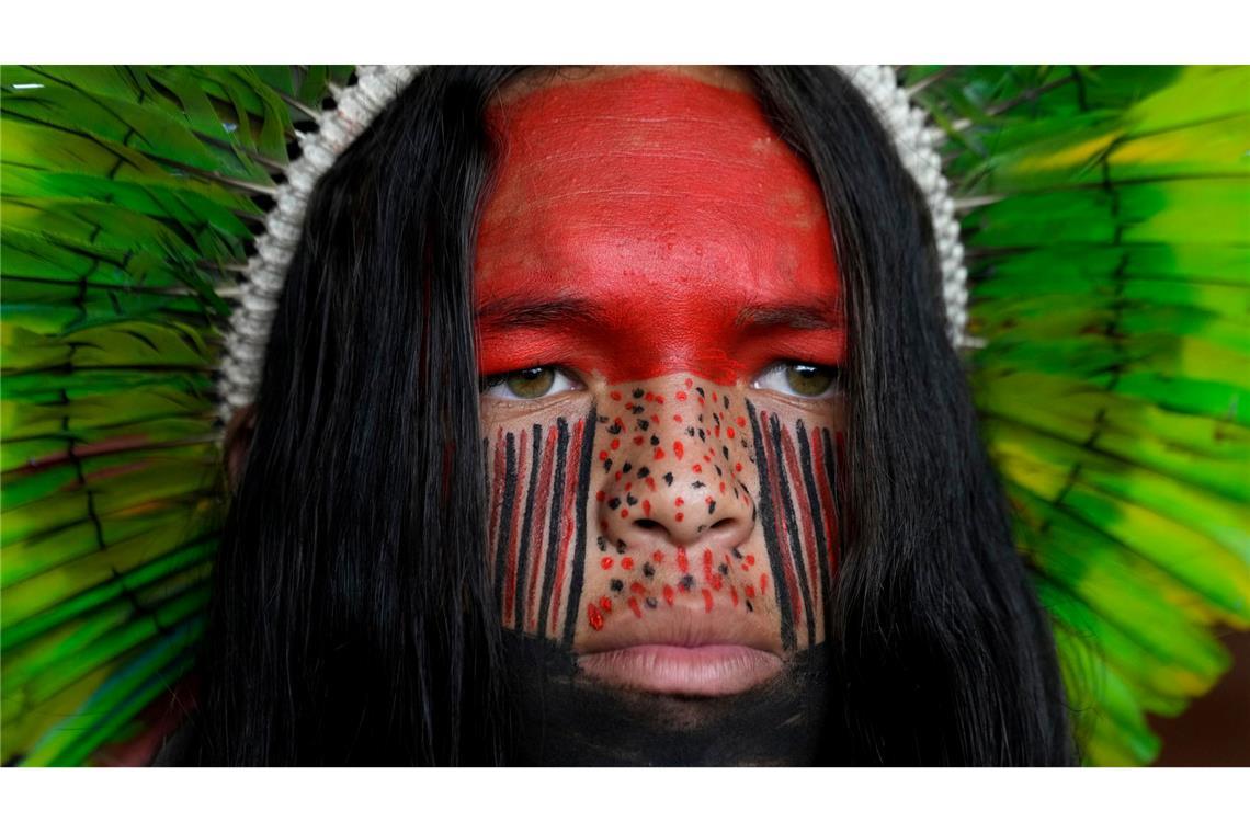 Ein indigener Pataxo-Mann schaut einer indigenen Mobilisierung zu, die sich auf Landrechte und Umweltschutz konzentriert.