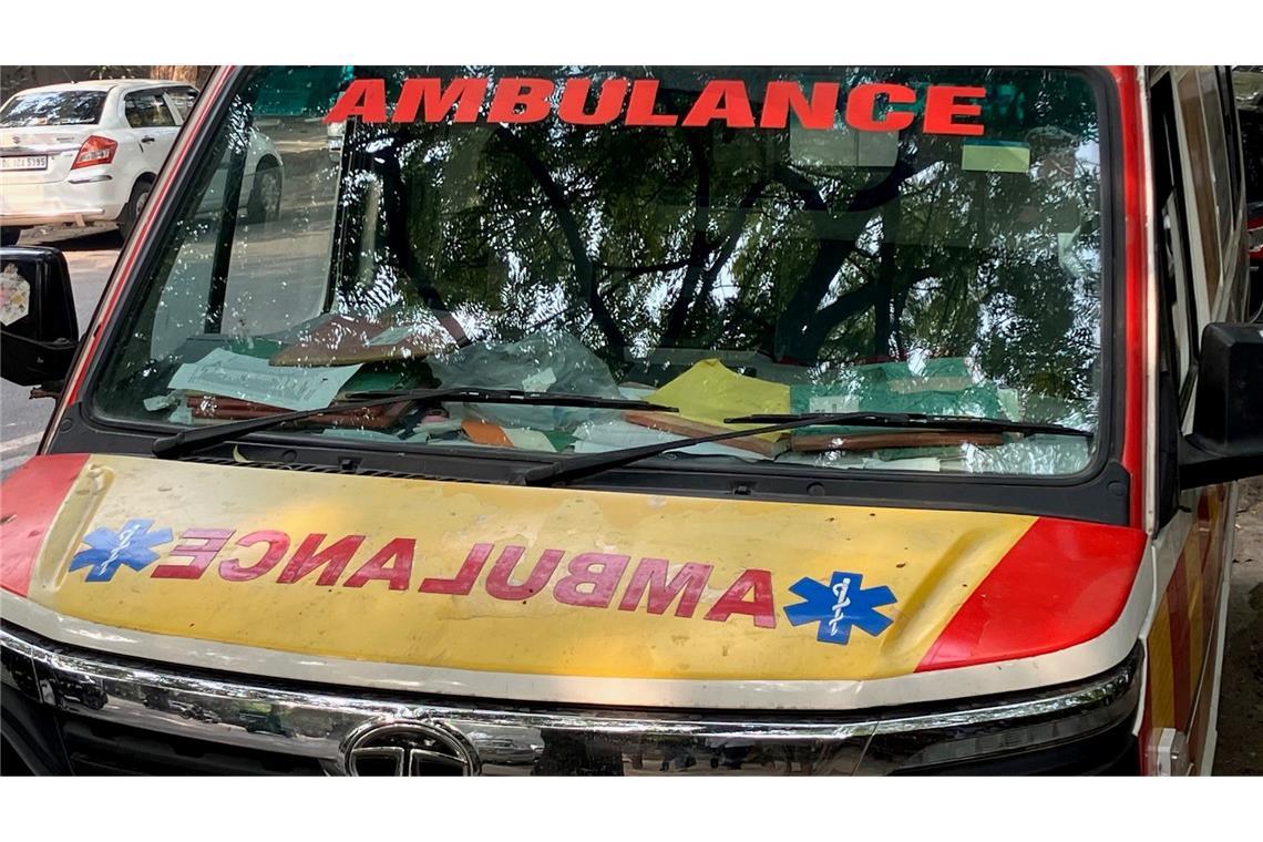 Ein indischer Krankenwagen steht am Straßenrand. (Symbolbild)