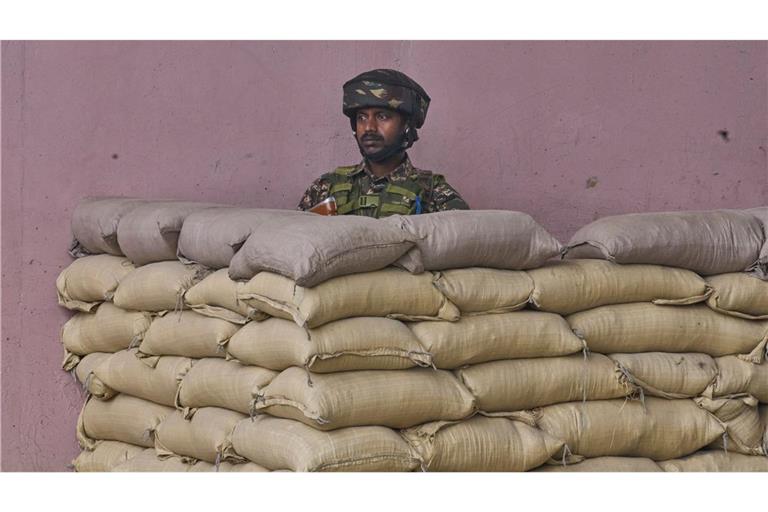 Ein indischer paramilitärischer Soldat steht Wache. Zwischen Indien und Pakistan kam es zuletzt wiederholt zu teils heftigen Feuergefechten entlang der militärischen Kontrolllinie in der Himalayaregion Kaschmir.