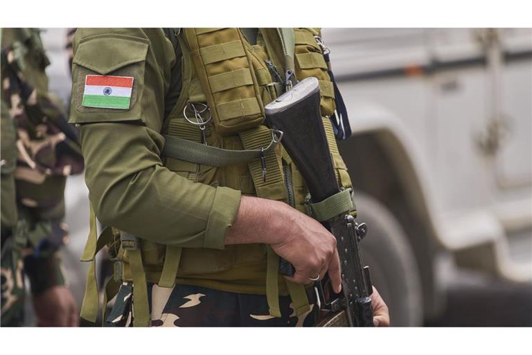 Ein indischer Soldat hält Wache in Srinagar, im indisch kontrollierten Kaschmir.
