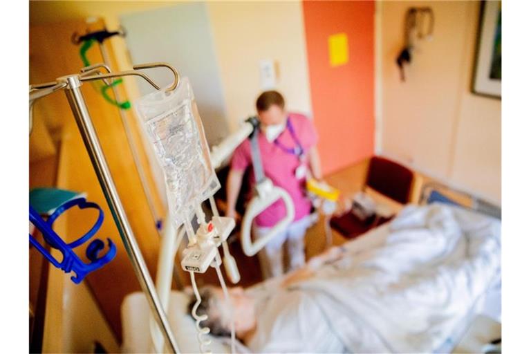 Ein Infusionsbeutel hängt auf der Viszeralchirurgie-Station des Krankenhauses Havelhöhe über einem Patientenbett. Foto: Christoph Soeder/dpa