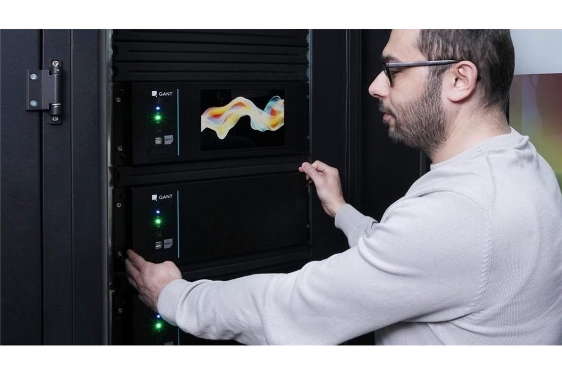 Ein Ingenieur des Leibnitz-Rechenzentrums in München arbeitet mit dem photonischen Prozessor der zweiten Generation von Q.ant. Die Kooperation mit Ionos soll den Weg in kommerzielle Rechenzentren ebenen.