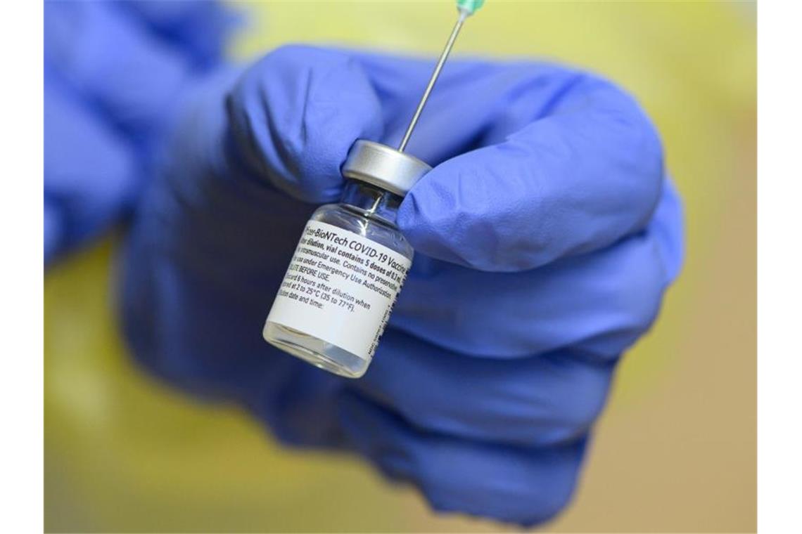 Ein Injektionsfläschchen mit dem Impfstoff gegen das Coronavirus. Foto: Robert Michael/dpa-Zentralbild/dpa