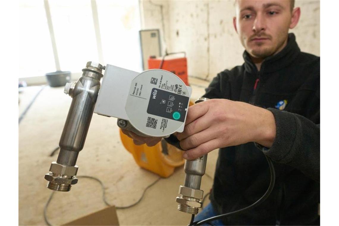 Ein Installateur baut in einem von der Flutkatastrophe betroffenen Haus eine Fußbodenheizung ein. Foto: Thomas Frey/dpa