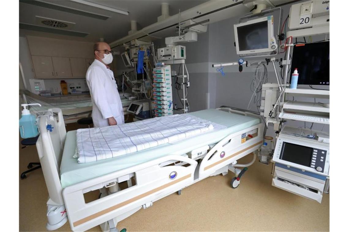 Kliniken sollen Intensivkapazitäten mehr als verdoppeln Ein Intensivbett in der Universitätsmedizin Rostock. Foto: Bernd Wüstneck/dpa-Zentralbild/dpa