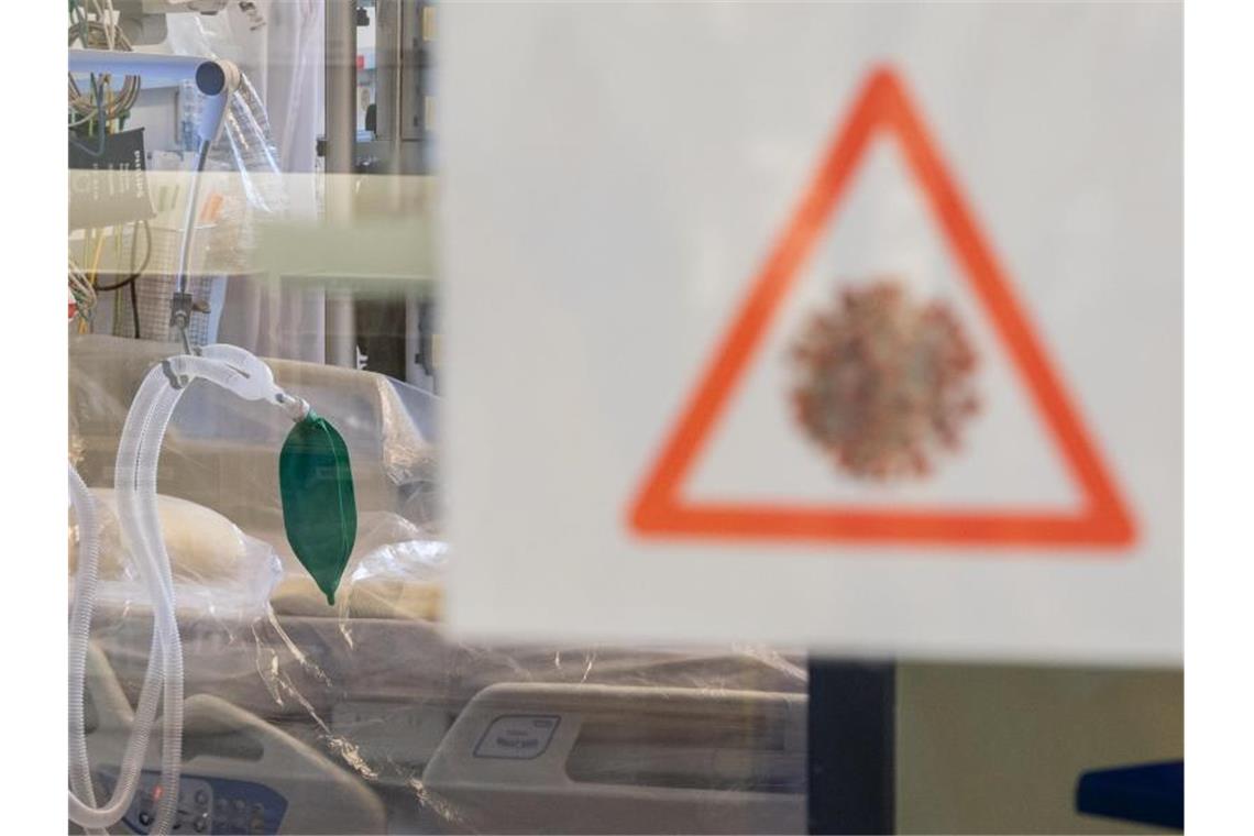 Neue Engpässe in deutschen Krankenhäusern drohen Ein Intensivbett mit Beatmungseinheit auf einer Corona-Station. Foto: Robert Michael/dpa-Zentralbild/dpa