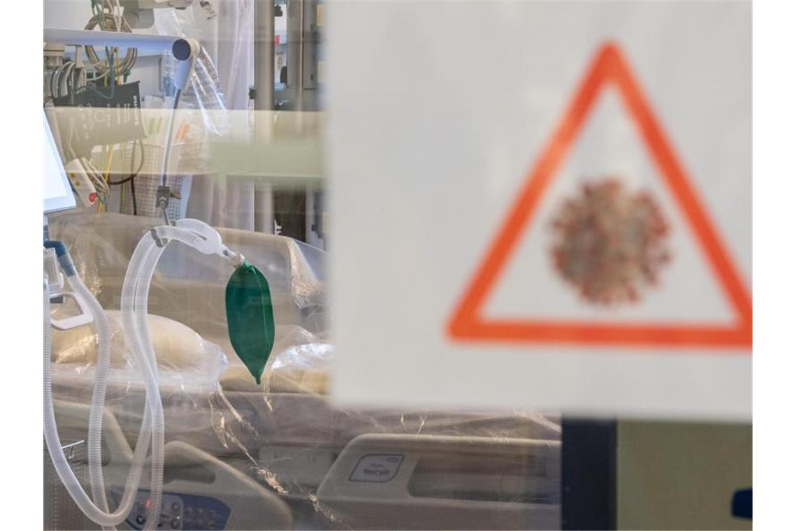 Corona-Warnstufe rückt näher: Mehr Intensivpatienten Ein Intensivbett mit Beatmungseinheit steht auf einer Corona-Station. Foto: Robert Michael/dpa-Zentralbild/Symbolbild