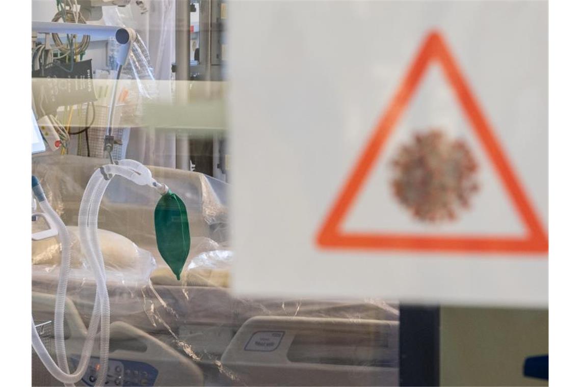Zahl der Corona-Intensivpatienten nähert sich Alarmstufe Ein Intensivbett mit Beatmungseinheit steht auf einer Corona-Station. Foto: Robert Michael/dpa-Zentralbild/Symbolbild