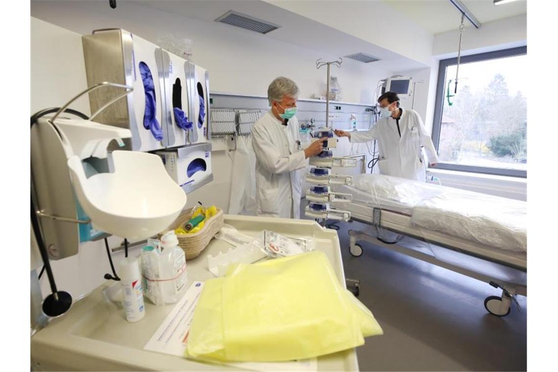 Ein Intensivbett mit Beatmungsgerät im Allgemeinen Krankenhaus Viersen. Foto: Roland Weihrauch/dpa