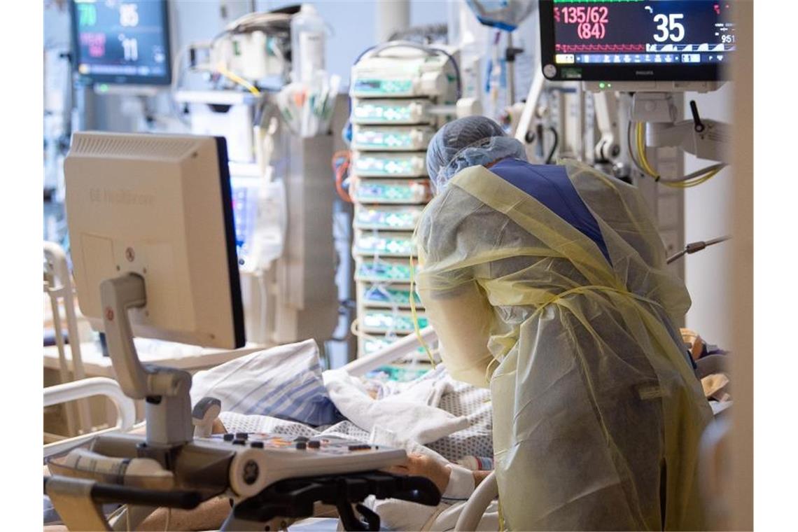 Ein Intensivpfleger arbeitet auf einer Intensivstation an einem Covid-19-Patient. Foto: Sebastian Gollnow/dpa/Archivbild