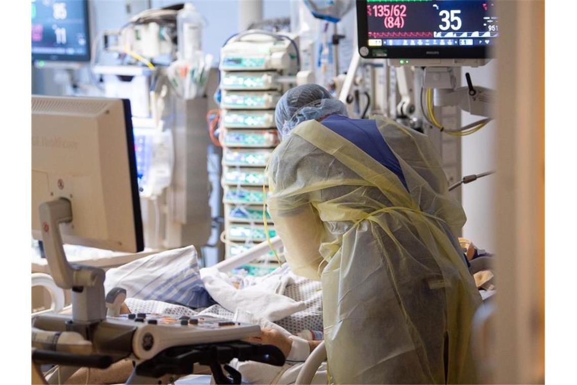 Krankenhausgesellschaft entwirft Mix von Corona-Indikatoren Ein Intensivpfleger behandelt auf einer Intensivstation einen Covid-19-Patienten. Foto: Sebastian Gollnow/dpa