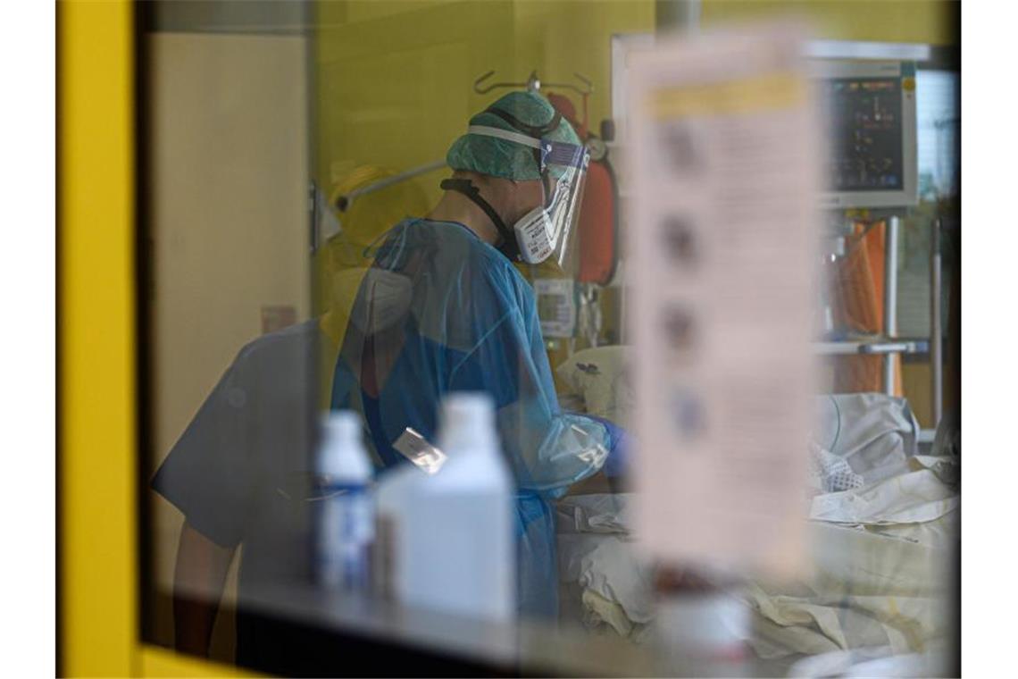 Ein Intensivpfleger ist auf einer Covid-19 Intensivstation. Foto: Robert Michael/dpa-Zentralbild/dpa