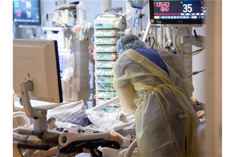 Ein Intensivpfleger ist auf einer Intensivstation bei einem Covid-19-Patienten. (Archivbild). Foto: Sebastian Gollnow/dpa
