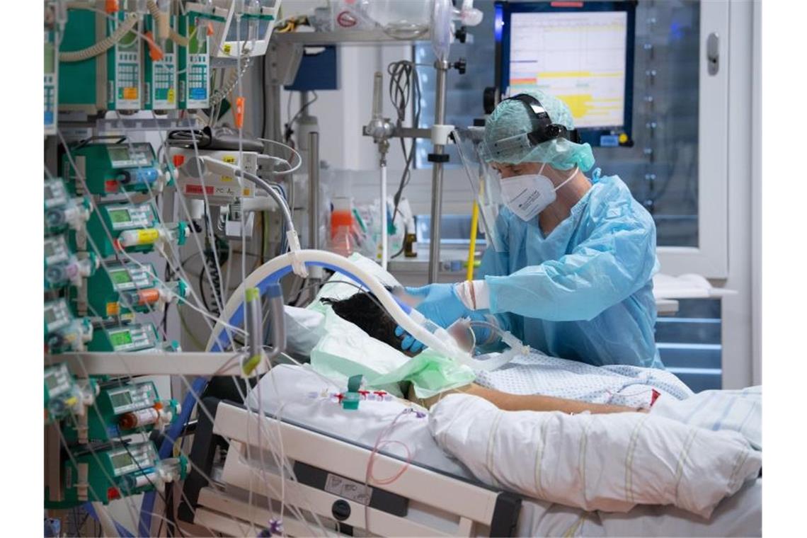Montgomery: „Wir alle bereiten uns auf eine Triage vor“ Ein Intensivpfleger kümmert sich um einen Patienten. Foto: Boris Roessler/dpa