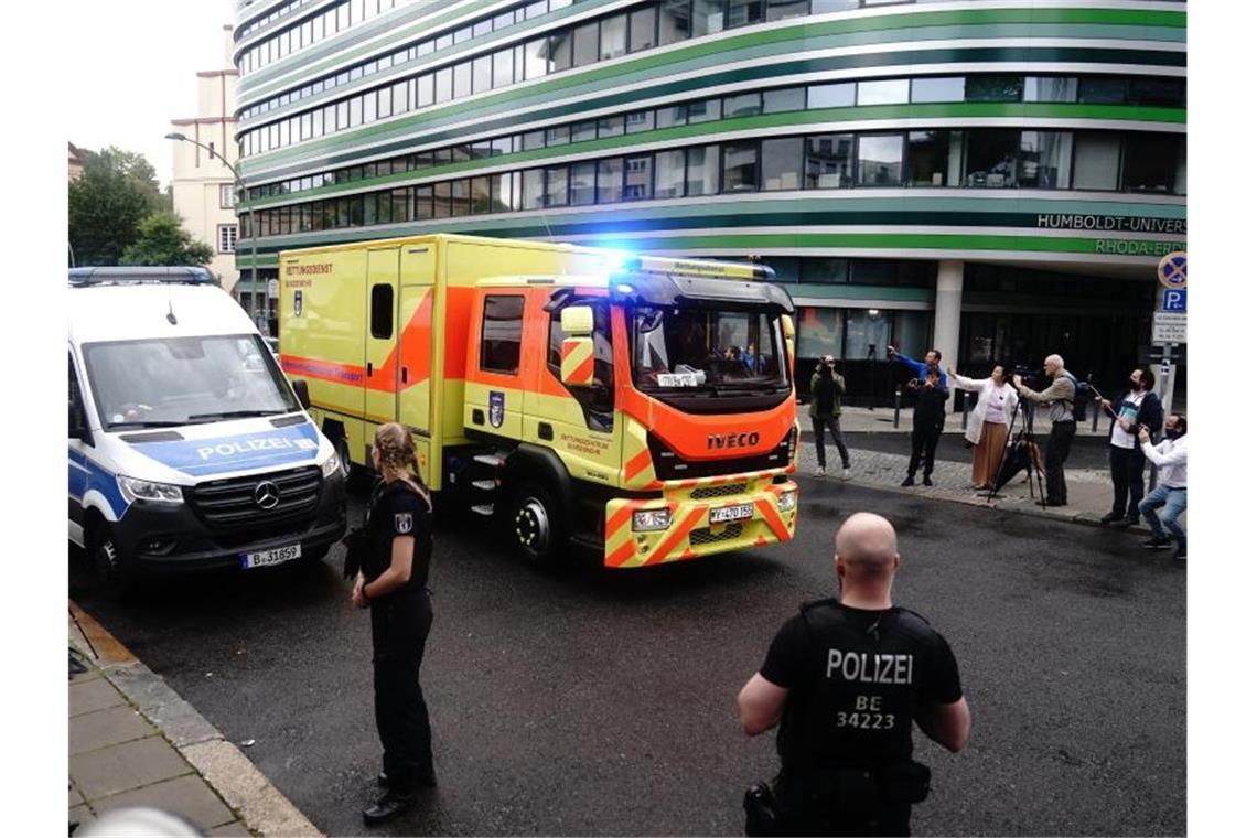 Kremlkritiker Nawalny steht unter Schutz des BKA Ein Intensivtransporter der Bundeswehr bringt den russischen Oppositionellen Nawalny zur Charité. Foto: Kay Nietfeld/dpa