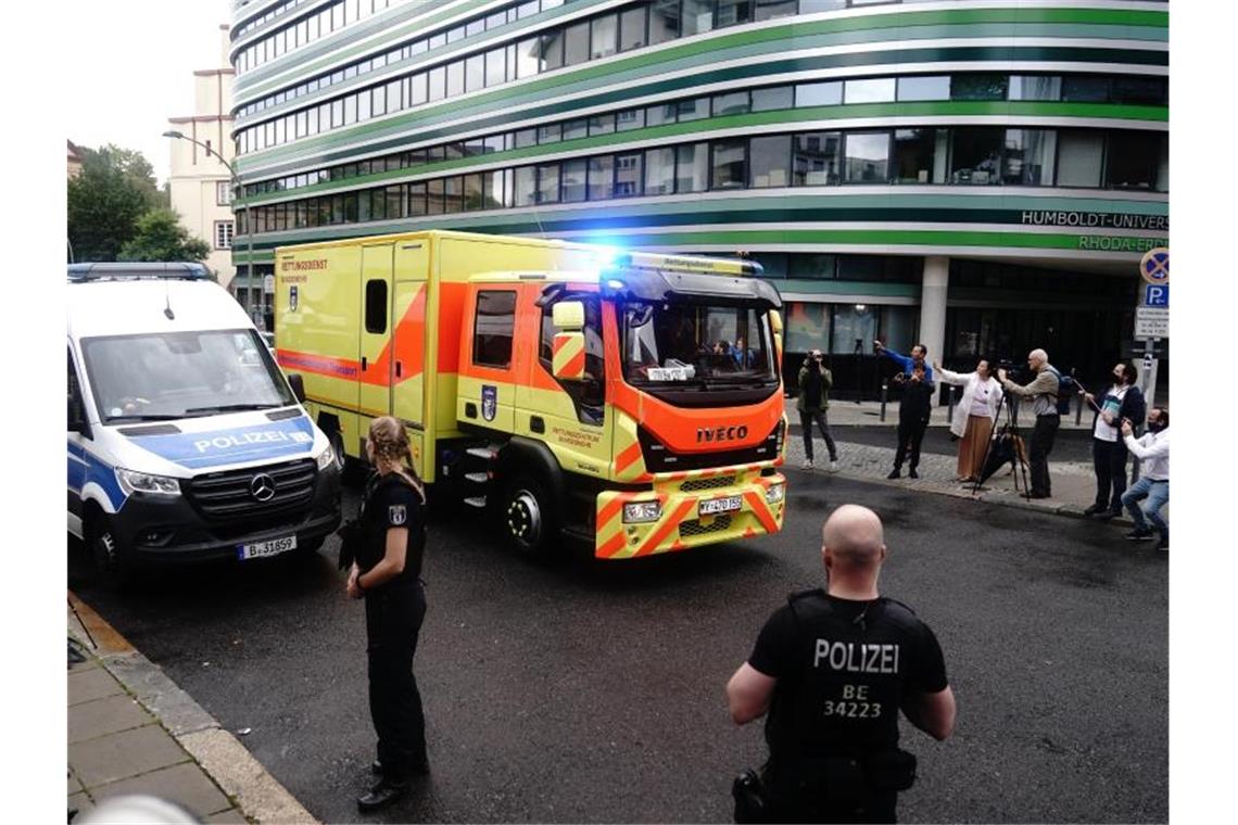 Ein Intensivtransporter der Bundeswehr bringt den russischen Oppositionellen Nawalny zur Charité. Foto: Kay Nietfeld/dpa