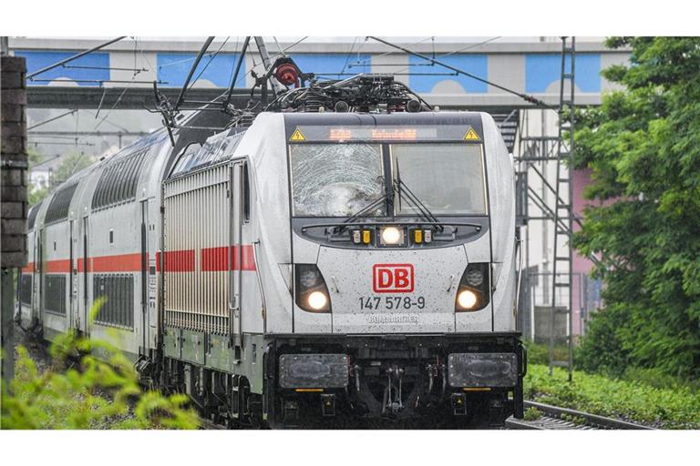 Ein Intercity steht auf freier Strecke, nachdem eine Oberleitung auf den Zug gefallen war.