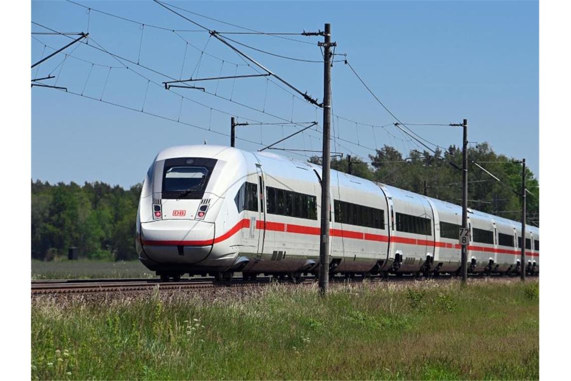 Schnellfahrstrecke Berlin-Hamburg wird saniert - Umleitung Ein Intercity vom Typ ICE 4 auf der Strecke zwischen Berlin und Hamburg. Foto: Soeren Stache/dpa-Zentralbild/dpa