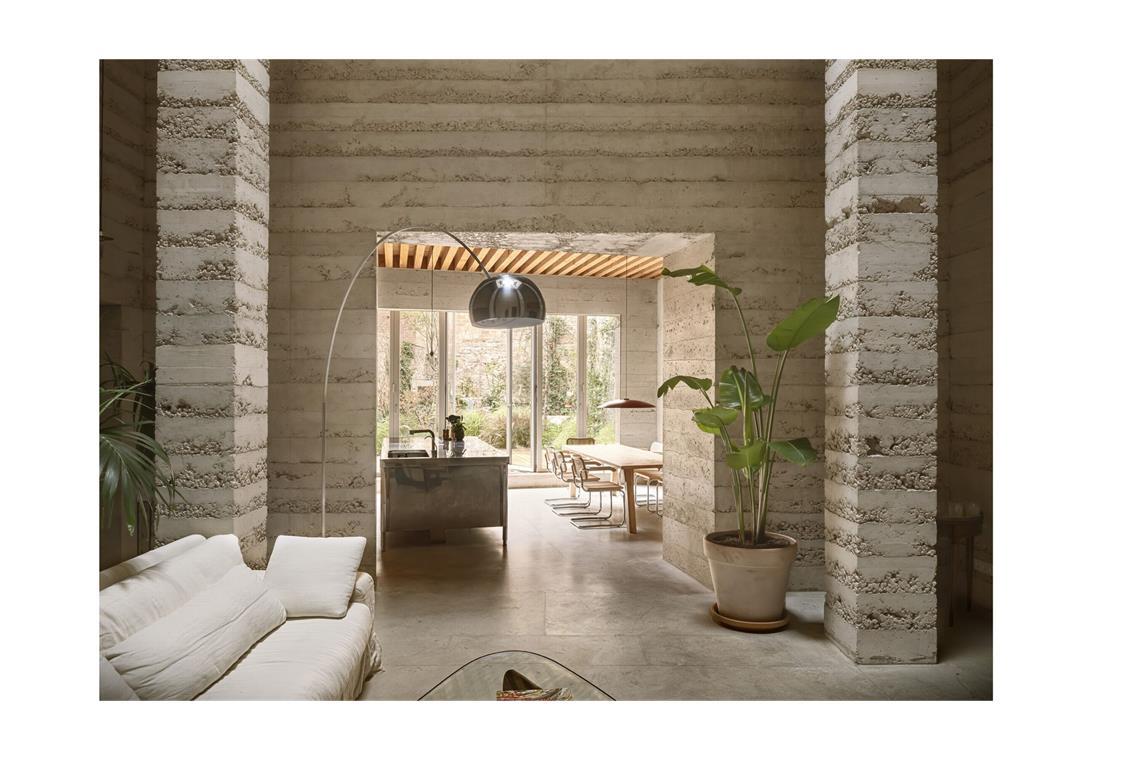 Die besten einfachen Häuser Europas – auch von Stuttgarter Architekten Ein Interior-Preis ging nach Barcelona an das Büro Harqitectes. Im Wohnraum dominiert und beeindruckt das Baumaterial Stampfbeton auch gestalterisch.