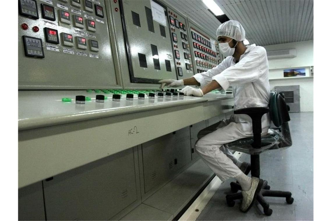Ein iranischer Techniker arbeitet an einer Uran-Aufbereitungsanlage. Der Iran hatte zuletzt die Menge an erlaubtem Uran und die Obergrenze bei dessen Anreicherung überschritten. Foto: Vahid Salemi/AP