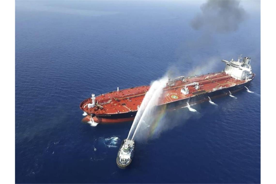 Ein iranisches Marineboot spritzt Wasser, um das Feuer zu löschen. Foto: Tasnim News Agency/AP