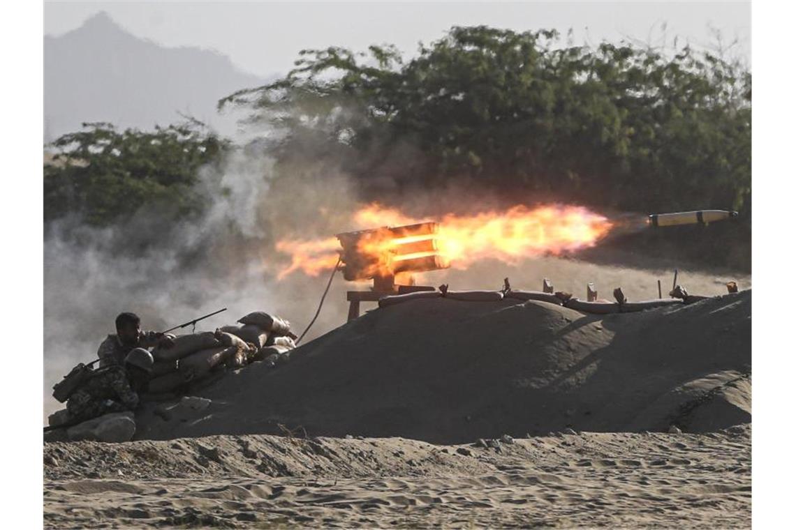 Iran verkündet Ende des UN-Waffenembargos Ein iranisches Truppenmitglied nimmt an einer militärischen Übung teil. Foto: Mehdi Marizad/Fars News Agency/AP/dpa/Archiv