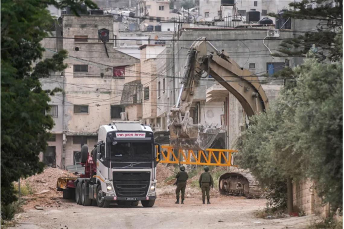 Ein israelischer Bagger installiert ein Tor an einem Eingang zum Flüchtlingslager Dschenin Jenin im nördlichen Westjordanlan.