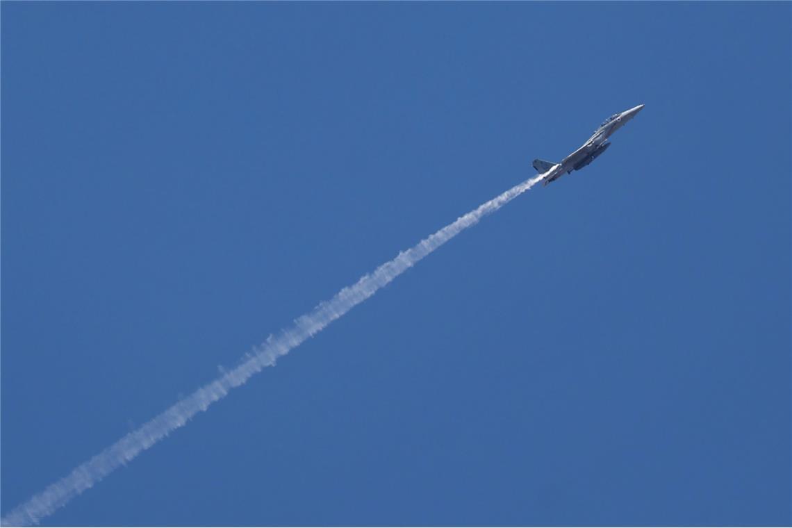 Ein israelischer Kampfjet von einem Luftwaffenstützpunkt in Zentralisrael aus gesehen.