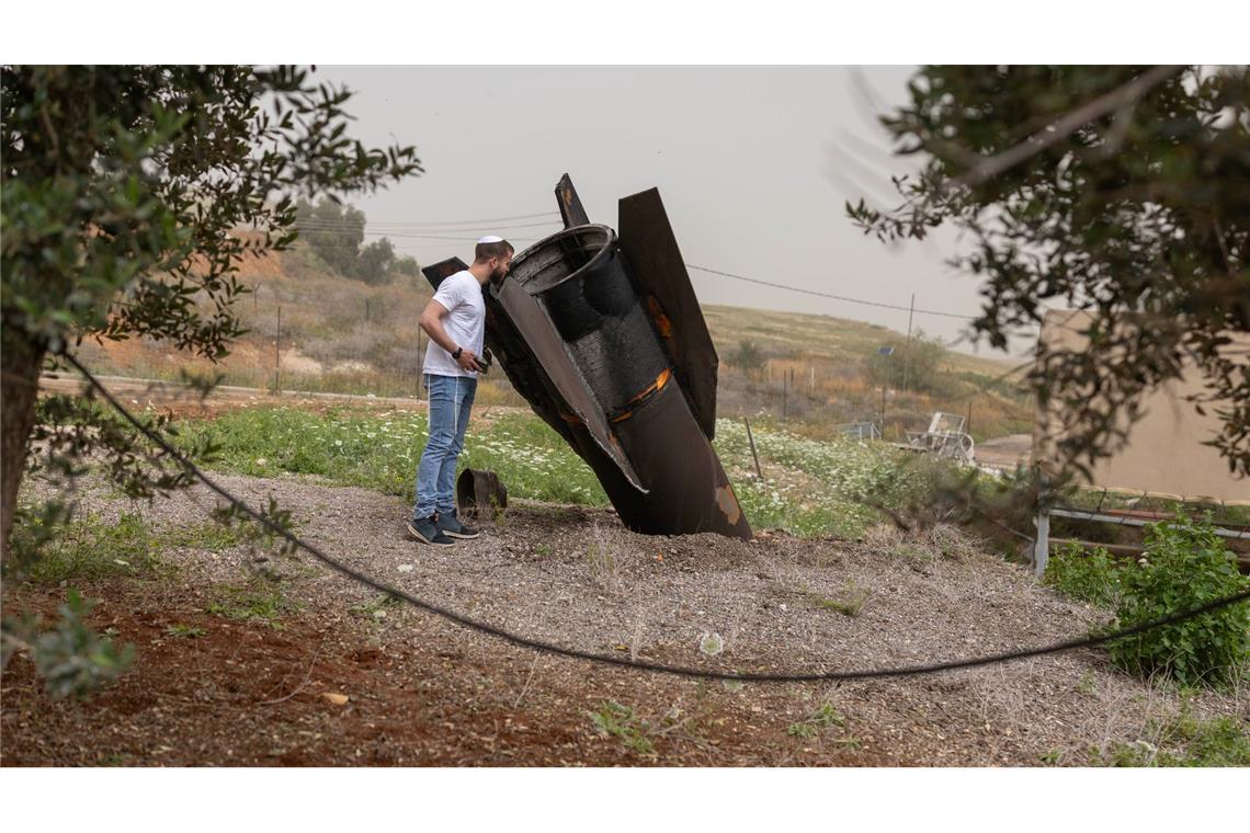 Ein israelischer Mann betrachtet in der jüdischen Siedlung im nördlichen Jordantal das Heckteil einer vom Iran abgeschossenen ballistischen Rakete.